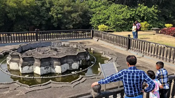 The lotus-shaped stone fountain