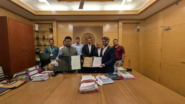 पुणे महानगरपालिका आयुक्त नवल किशोर राम आणि Ather Energy चे प्रतिनिधी सामंजस्य करारासह
