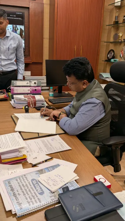 महापालिका आयुक्त नवल किशोर राम Ather Energy सोबतच्या सामंजस्य करारावर स्वाक्षरी करताना