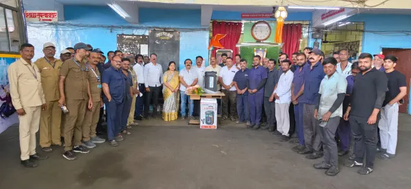 पीएमपीएमएल स्वारगेट डेपोतील कर्मचारी आणि क्रिएटिव्ह फाउंडेशनचे पदाधिकारी, स्पीकर सेट भेटीच्या वेळी