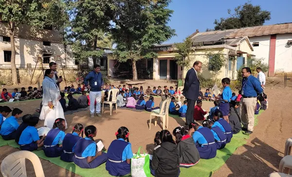 दप्तरमुक्त शाळा अभियान अंतर्गत 'एक तास वाचनाचा' उपक्रम