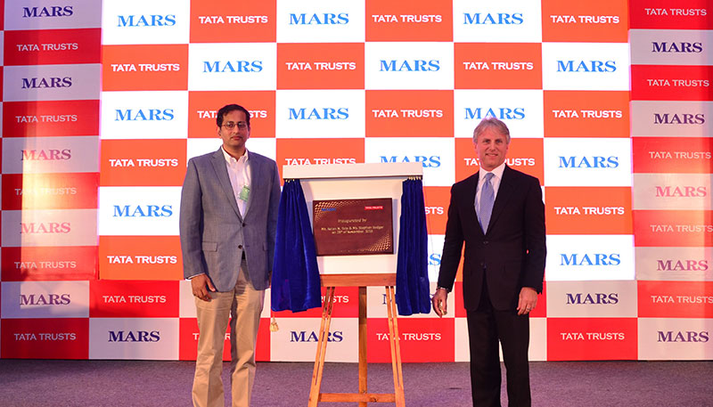 Mr. R Venkataramanan, Managing Trustee of the Tata Trusts and Mr. Stephen Badger, Chairman of Mars, Incorporated, unveiling the plague and celebrating the partnership