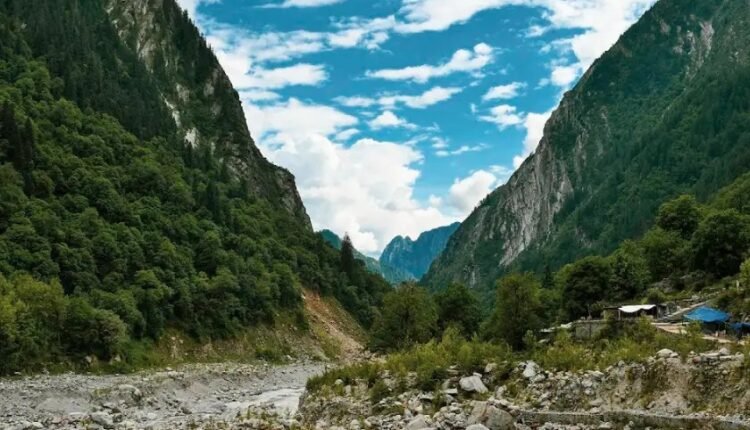 Go Valley Of Flowers with Mountain Hikers @just Rs. 13.8k!